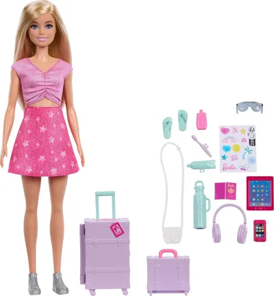 Set de joacă Barbie Family & Friends – Barbie Malibu cu 10 accesorii de călătorie