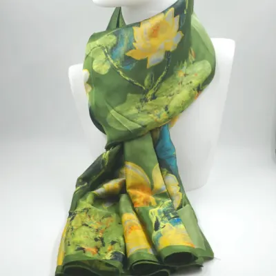 Esarfa dreptunghiulara tip pareo, cu imprimeu flori de lotus pe fond verde