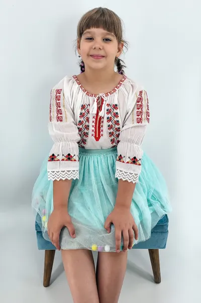 Ie traditionala fetite Liliana 3