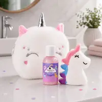 Set de baie pentru copii MAGICAL UNICORN, Accentra, în gentuță cosmetică de pluș, spumant de baie și bilă efervescentă cu parfum de căpșună