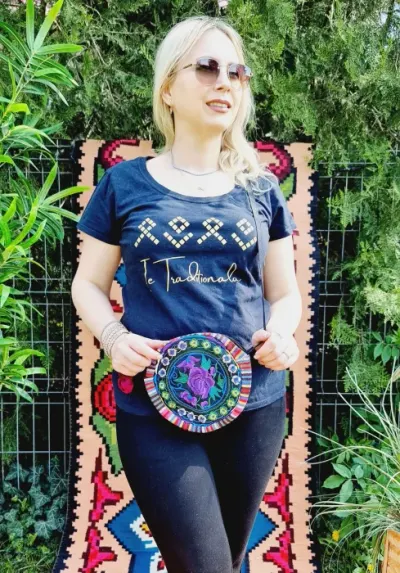 Geanta stilizata cu motive traditionale cu floare 13