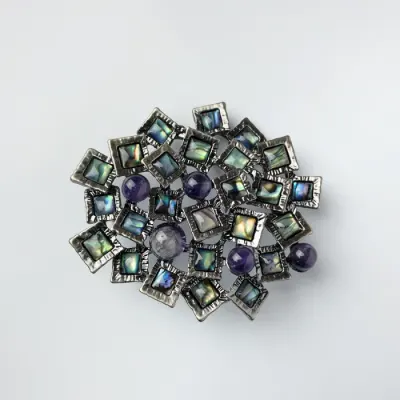 Brosa pandant metalica argintie, model geometric cu paua shell si ametist naturale