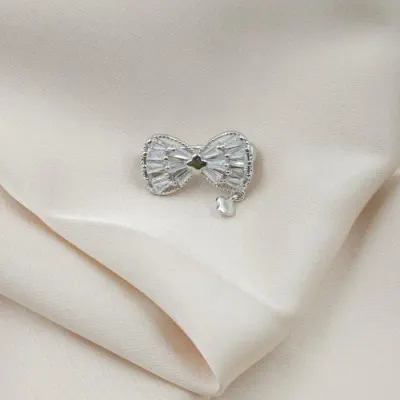 Brosa fundita miniaturala din argint 925 cu pietre foarte fine de cubic zirconia