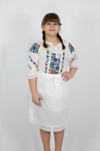 Ie traditionala fetite Marta