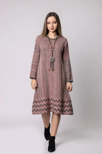 Rochie roz pudrat boho chic cu model geometric