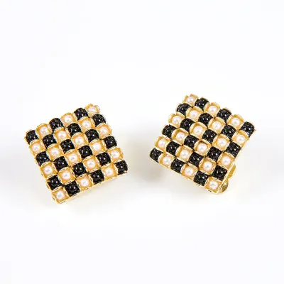 Cercei aurii cu perle decorative si model geometric