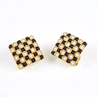 Cercei aurii cu perle decorative si model geometric