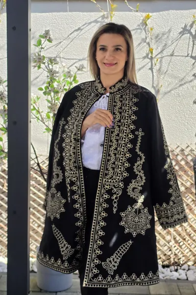 Pardesiu brodat traditional Ionela