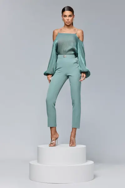 Bluza eleganta cu decolteu drept si bretele din lant