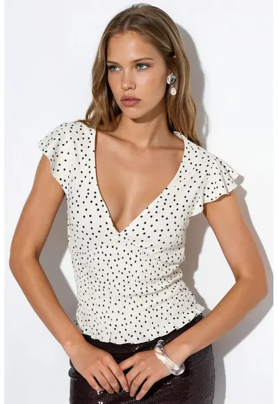 Tricou casual - buline - alb prafuit - poliester - maneci scurte - volanase