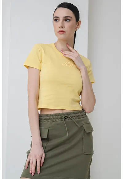 Tricou crop cu imprimeu logo - Galben deschis