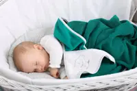 Prosop de baie pentru copii, BabyMam, prevazut cu capison decorat cu broderie vesela, 100 bumbac, dimensiune 100 x 100 cm, Teddy Bear Green