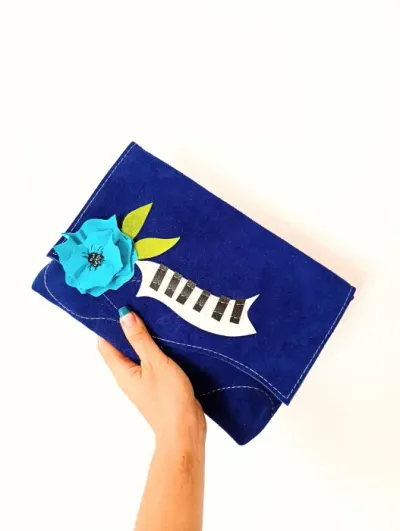 Poseta handmade din piele naturala albastru electric, cu trandafir si pian