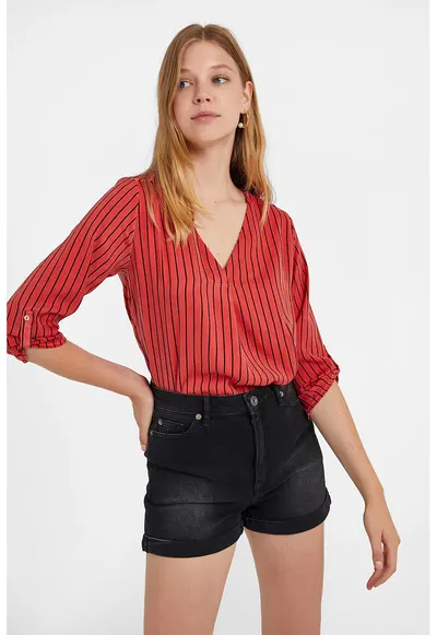Bluza cu decolteu in V - model in dungi si maneci trei sferturi - Rosu/Negru