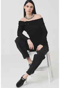 Bluza cu decolteu barcuta Esther - Negru