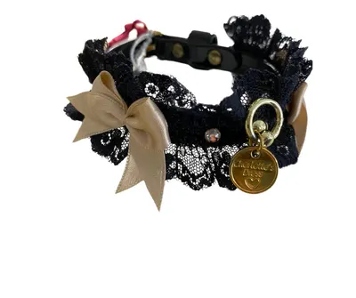 Zgarda din piele ecologica, neagra, cu model fundite bej si capse din cristale, 25 cm
