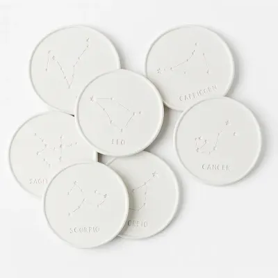 Suport pahar cu semnul zodiacal din ceramică jesmonite – Ø10 cm - Marmorată bej / Scorpio (Scorpion)