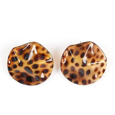 Cercei rotunzi animal print cu efect lucios si forma neregulata
