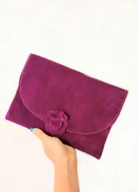Plic handmade mov din piele naturala intoarsa, cu floare