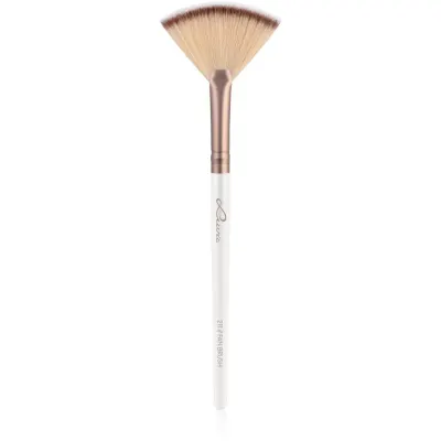 Luvia Cosmetics Elegance Fan Brush pensulă în formă de evantai 211 1 buc