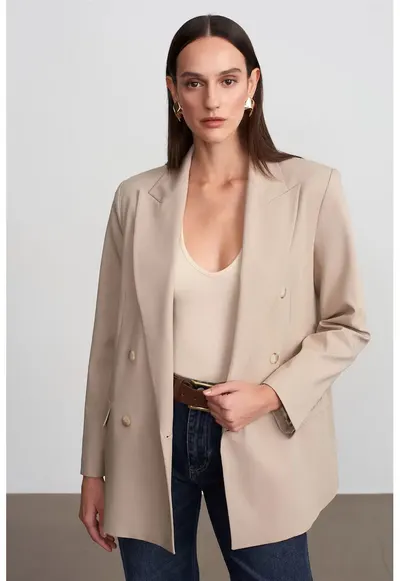 Sacou lung din crep bej natural - cu buton - pentru femei