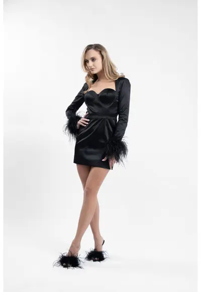 Rochie mini neagra cu maneci lungi si pene