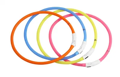 Zgarda LED pentru caini si pisici, roz/albastra, ajustabila, rezistenta la apa, lungime 65 cm