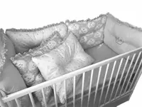 Lenjerie patut 140x70 cm cu 6 aparatori pufoase, cearsaf si paturica gri - norisori - stelute