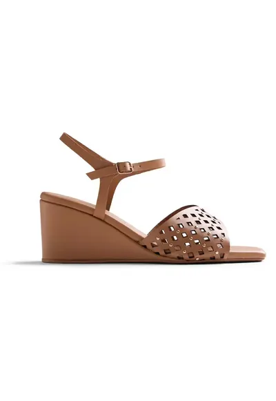 Sandale wedge de piele cu perforatii si nituri - Maro camel