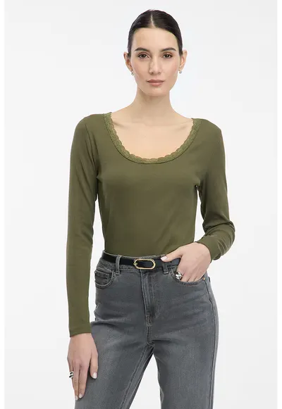 Bluza cu decolteu adanc si garnituri din dantela - Kaki