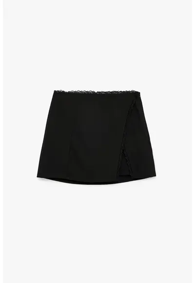 Fusta mini cu captuseala din dantela si slit lateral - Negru