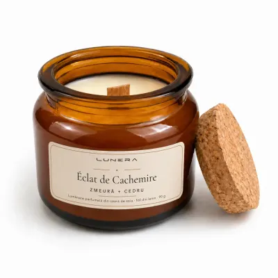 Lumânare parfumată din ceară de soia Éclat de Cachemire - Zmeură și Cedru 90 g - Verde salvie