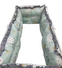 Lenjerie patut 140x70 cm cu 6 aparatori pufoase, cearsaf si paturica Nori cu luna vernil