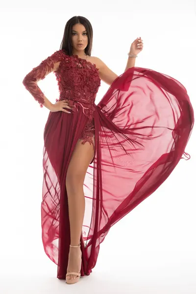 Rochie de ocazie din voal cu broderie de culoare bordo
