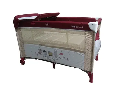 Patut pliabil Bebe Royal Little Friend Rosu pliabil, cu masuta de infasat, usita cu fermoar, roti cu sistem de blocare, geanta de transport