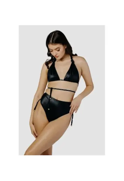 Costum de baie in doua piese cu cupe triunghiulare si slip cu talie inalta - Negru