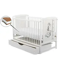 Patut din lemn bebe, 120x60 cm, Cu sertar cu capac, Din lemn de pin si mdf, Stabil si rezistent, Inaltime saltea reglabila pe 3 nivele, Laterala cu 3 bete detasabile, EN716-1, EN716-2, Alb, Babyneeds, Timmi Girafa + Saltea 8 cm