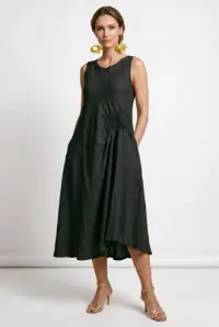 Rochie midi, asimetrica, din in, cu croiala ampla A-line si detaliu drapat, neagra