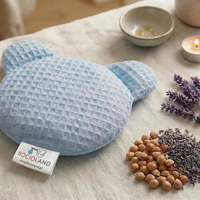 Pernuta anticolici cu samburi de cirese si lavanda Bocioland Teddy Albastru diametru 14 cm,husa din bumbac 100 cu textura waffle, utilizare rececald