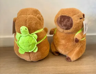 CapyTurtle – Capibara de pluș cu rucsac țestoasă 22x13 cm,En-gros