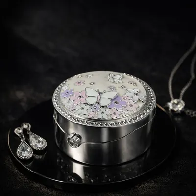 Cutie Bijuterii Rotundă 8 cm cu Fluture și Flori Colorate AZAY – Casetă Bijuterii Elegantă, Cutie Inel, Cadou Femei Premium cu Ambalaj