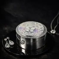 Cutie Bijuterii Rotundă 8 cm cu Fluture și Flori Colorate AZAY – Casetă Bijuterii Elegantă, Cutie Inel, Cadou Femei Premium cu Ambalaj