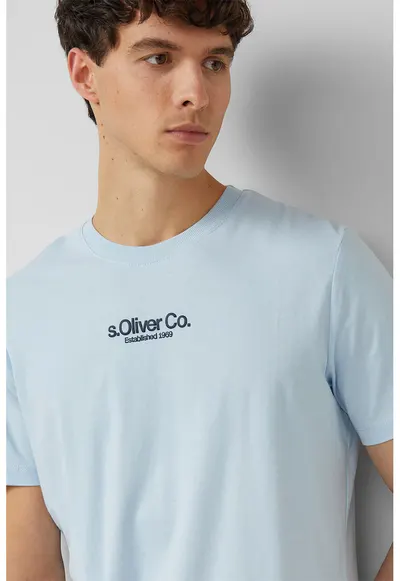 Tricou cu decolteu la baza gatului si logo