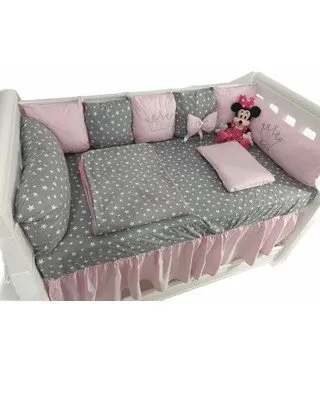 Lenjerie personalizata cu aparatori din 7 pernute pufoase Roz pal cu stelute pe gri 120x60 cm