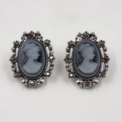 Cercei eleganti camee vintage cu detalii ornamentale argintii