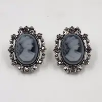Cercei eleganti camee vintage cu detalii ornamentale argintii