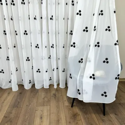 Perdea Anabelle din Voal Brodat , model cu flori negre, Alb, 100cm latime x 260cm inaltime, cu rejansa pt bara
