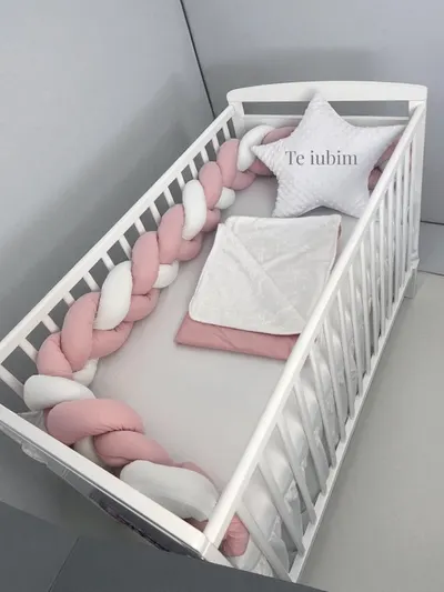 Lenjerie cu aparatoare impletita in 3, din bumbac, lungime 240 cm, cu cearsaf, paturica si perna steluta Te iubim Roz PudraAlb