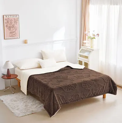 Paturi 2,5Kg En-Gros, Maro, Material Cocolino Premium cu Blanita, Model cu Fluturi in Relief, 200x230cm
