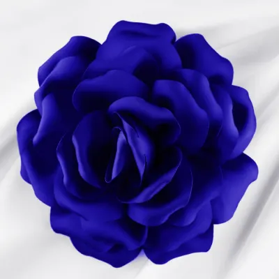 Brosa floare albastru electric satinata cu diametru de 15 cm, cu clips pentru par